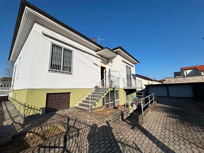 Casa trilocale in vendita in Via Donizetti, Cislago