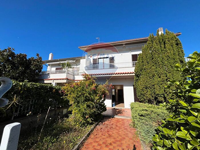 Casa con 8 locali in vendita in Via Niccola Ciacci, Pitigliano