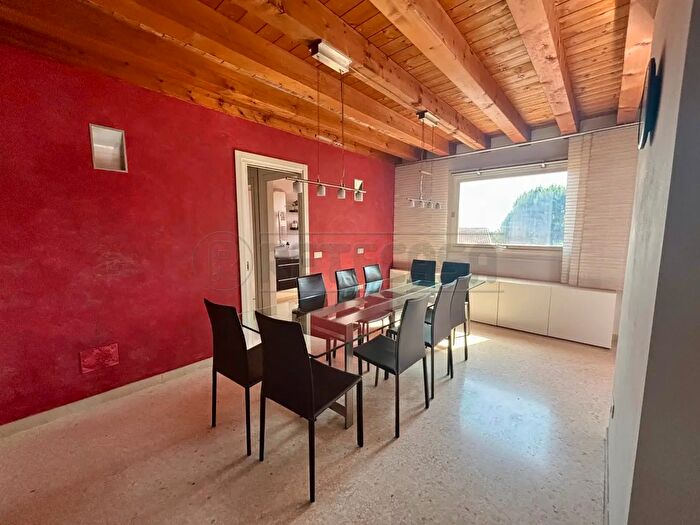 Casa con 9 locali in vendita in Via Vallugana SN, Isola Vicentina