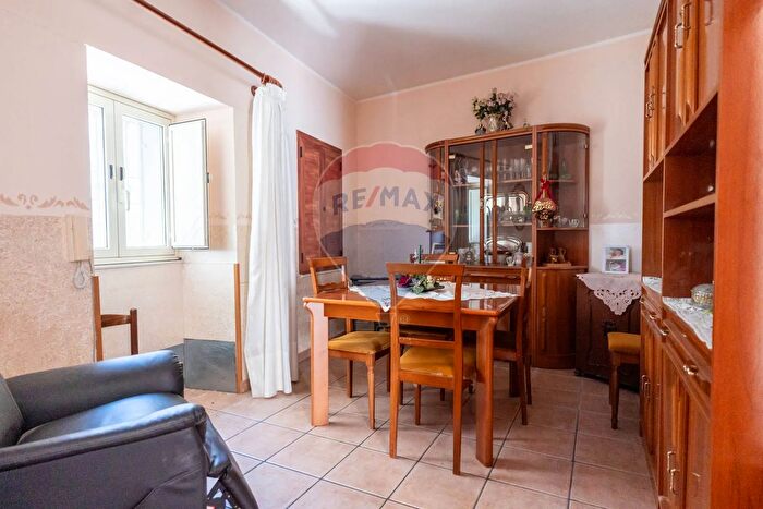 Casa trilocale in vendita in Piazza Prescimone, Francavilla Di Sicilia