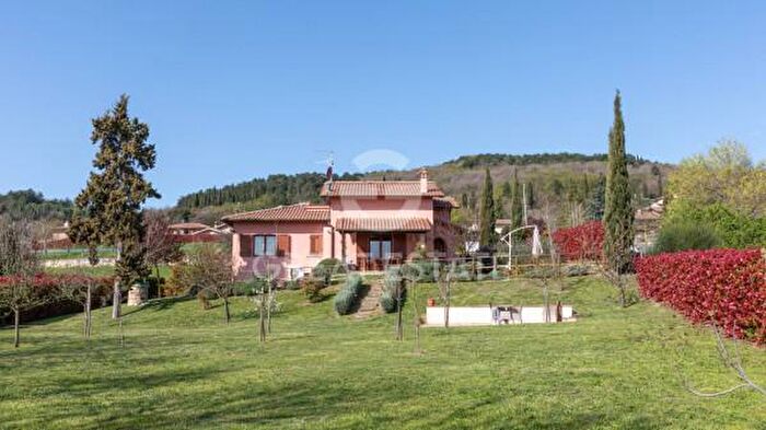 Casa con 6 locali in vendita in Viale Miralaghi, Sarteano