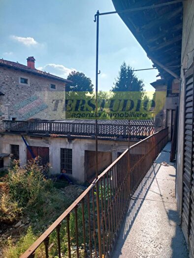 Casa con 9 locali in vendita in Via Roma Snc, Caprino Bergamasco