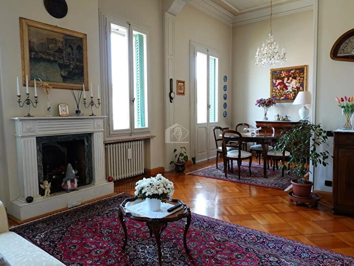 Casa con 10 locali in vendita in Suzzara