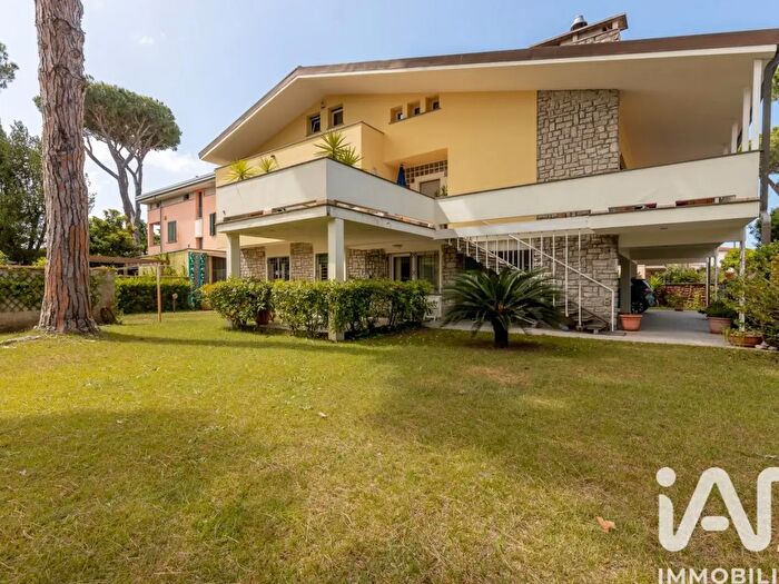 Casa con 10 locali in vendita in Via Manzoni, Camaiore