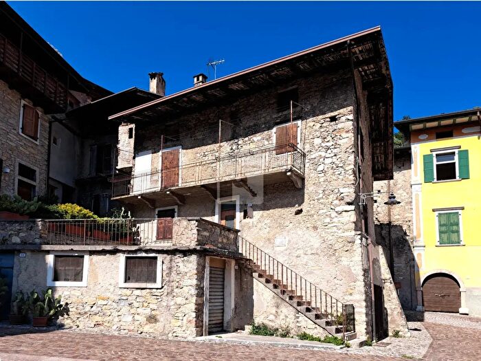 Casa in vendita in Piazza Battisti, Tenno