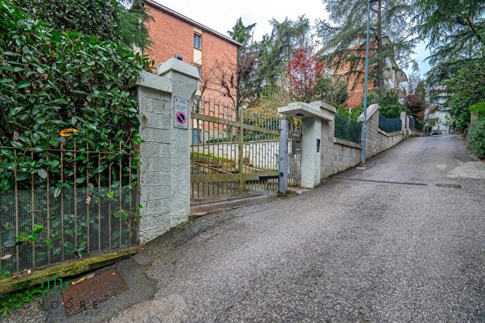 Appartamento trilocale in vendita in Via Angelo Mariani, Bologna