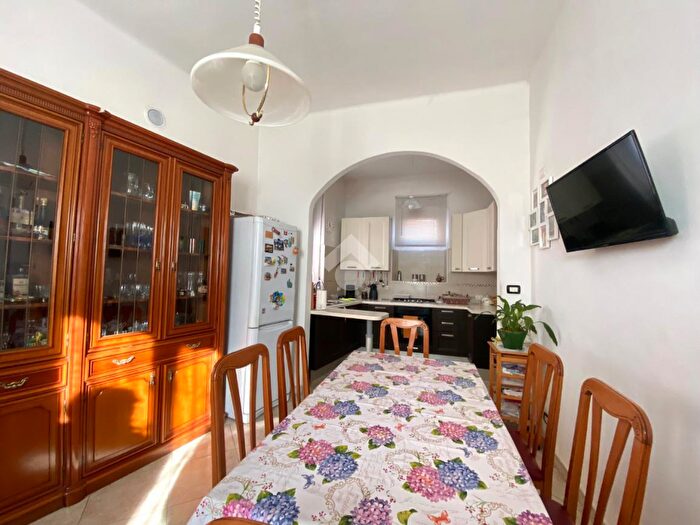 Casa con 6 locali in vendita in Via Scalenghe, None