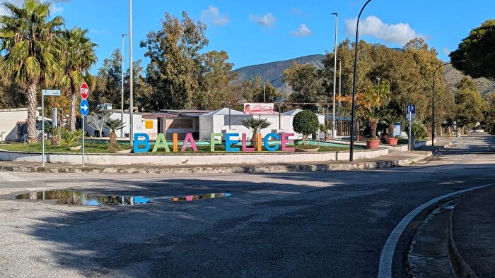Casa con 5 locali in vendita in Viale Stromboli, Cellole