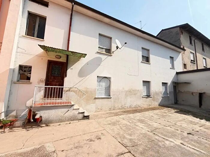 Casa con 10 locali in vendita in Via Felice Cavallotti, Castiglione DAdda