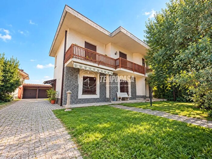Casa con 7 locali in vendita in Via Aprile, Lazzate