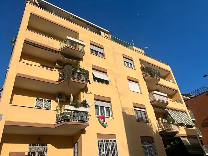 Appartamento trilocale in vendita in Via Alessandro Brisse, Roma