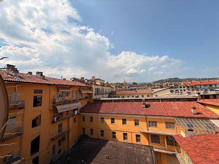 Appartamento con 6 locali in affitto in Via Michele Buniva, Centro, Pinerolo