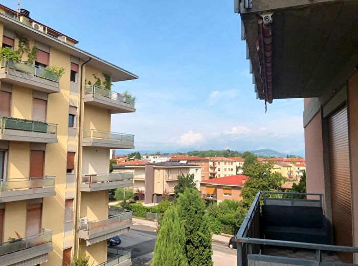 Appartamento quadrilocale in vendita in Viale Divisione Julia, Vicenza