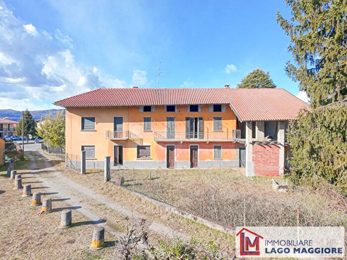 Casa con 6 locali in vendita in Via Milano, Angera