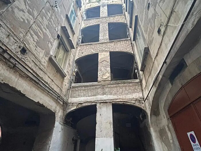 Appartamento con 6 locali in vendita in Via San Giovanni in Porta, Napoli