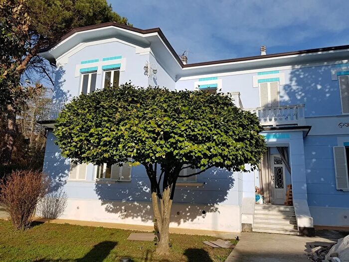 Casa con 10 locali in affitto in Villafranca In Lunigiana
