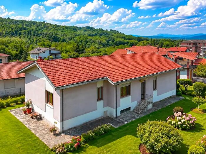 Casa con 9 locali in vendita in Bagnone