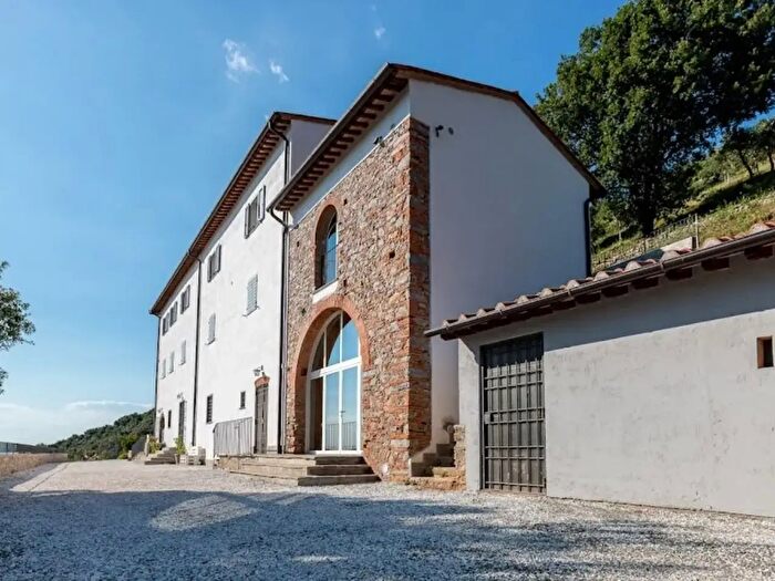 Casa con 15 locali in vendita in Vecchiano