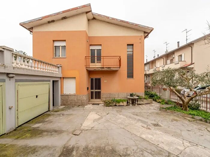 Casa con 8 locali in vendita in Via Tomba, Forli