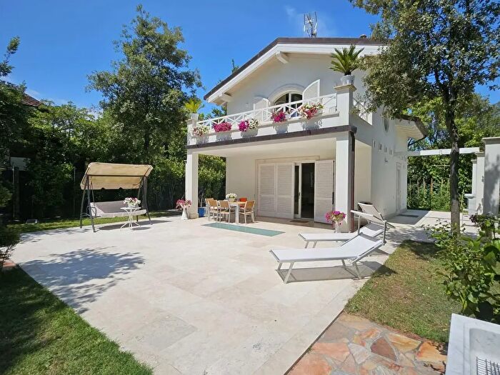 Casa con 6 locali in vendita in Via Mascagni, Forte Dei Marmi