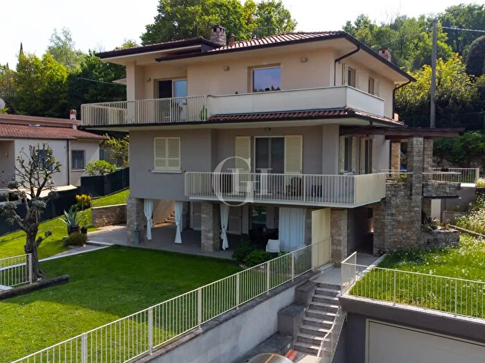 Casa quadrilocale in vendita in Iseo