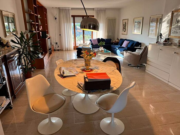 Appartamento con 6 locali in affitto in Piazza Del Popolo, Centro, Alba Adriatica