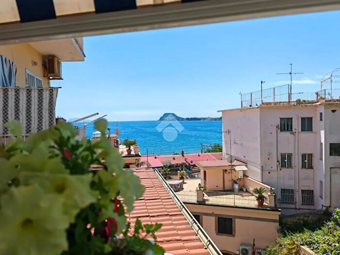 Appartamento quadrilocale in vendita in Via Apollo, Pozzuoli