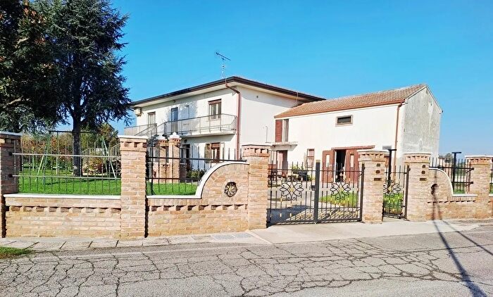 Casa con 13 locali in vendita in Papozze