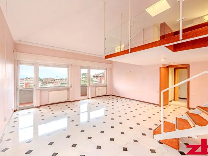 Appartamento con 9 locali in vendita in Via Gugliemo Batt, Genova