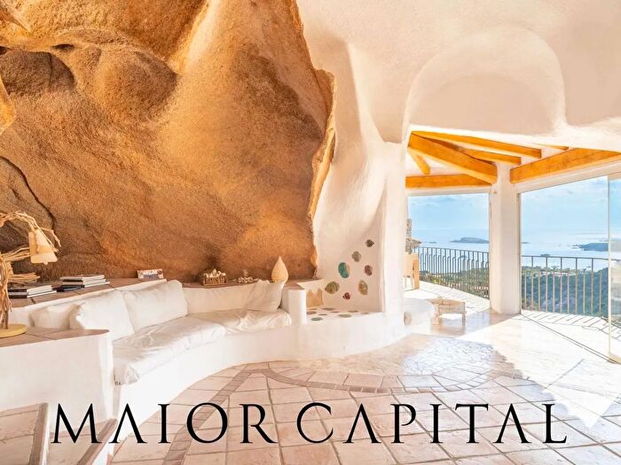 Casa con 12 locali in vendita in Arzachena