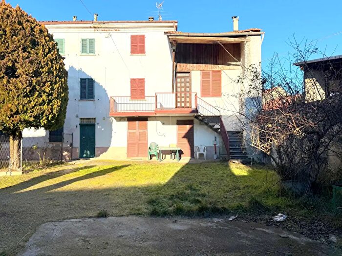 Casa con 6 locali in vendita in Predosa