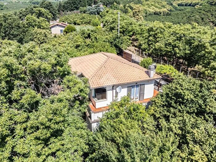 Casa con 6 locali in vendita in Località Vago alla Costa, Caprarola