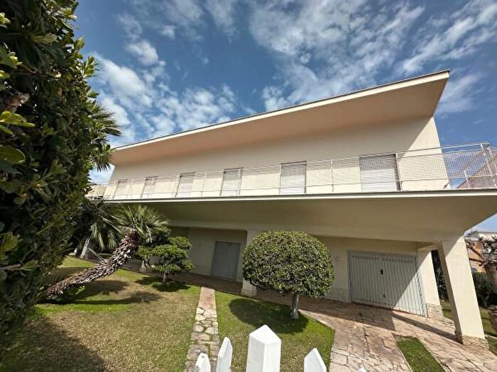 Casa con 6 locali in vendita in Viale Circe, Terracina