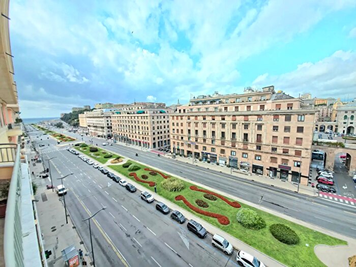 Appartamento con 10 locali in vendita in Viale Brigata Bisagno, Genova