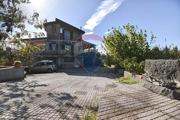 Casa con 6 locali in vendita in Via Croce del Sud, Catania