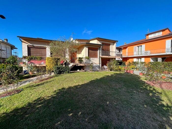 Casa con 7 locali in vendita in Ia Icilio Felici, Cascina