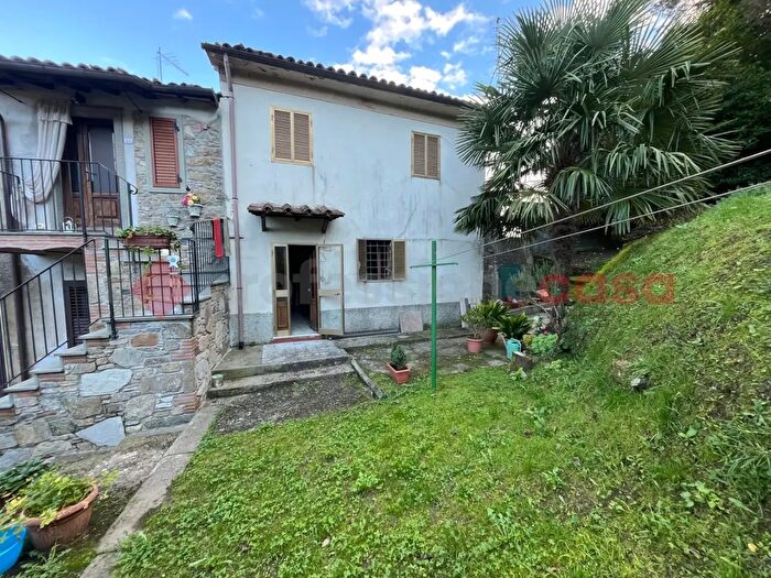 Casa trilocale in vendita in Via Grande, Gallicano