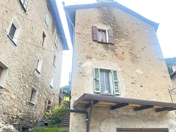 Appartamento con 6 locali in vendita in Via Centrale, Valdisotto