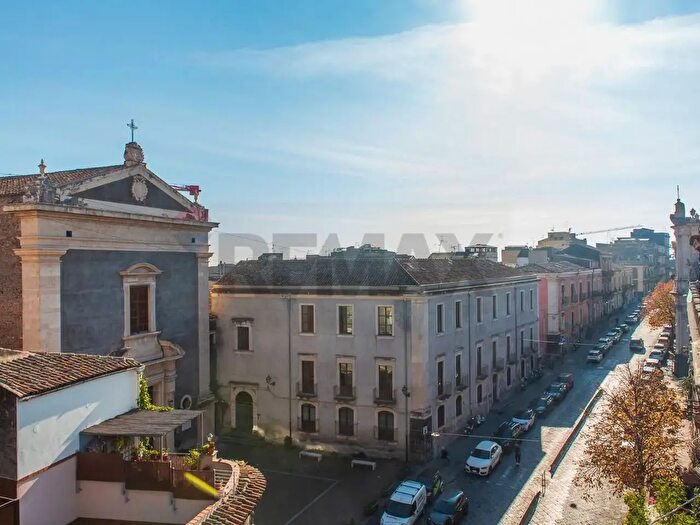 Appartamento trilocale in vendita in Piazza San Domenico, Catania