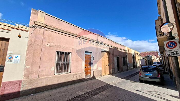 Casa con 14 locali in vendita in Via XX Settembre, Quartu SantElena