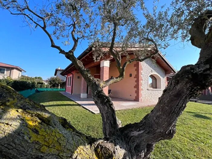 Casa con 6 locali in vendita in Via Abensberg, Lonigo