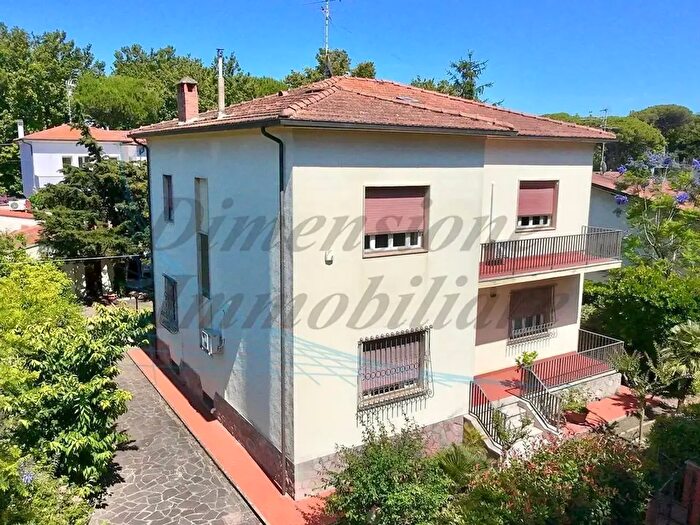 Casa con 10 locali in vendita in Via Ippolito Nievo, Rosignano Marittimo