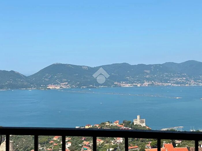 Appartamento trilocale in vendita in Via Garibaldi, Lerici