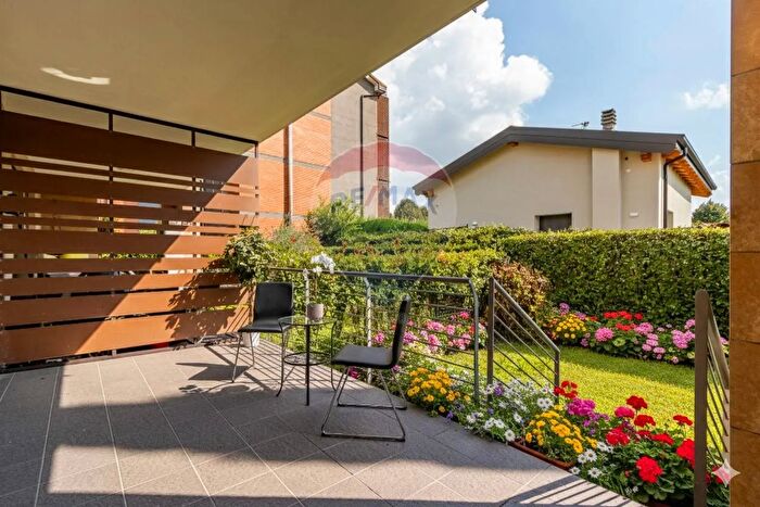 Appartamento bilocale in vendita in Via Santo Sudario, Besana In Brianza