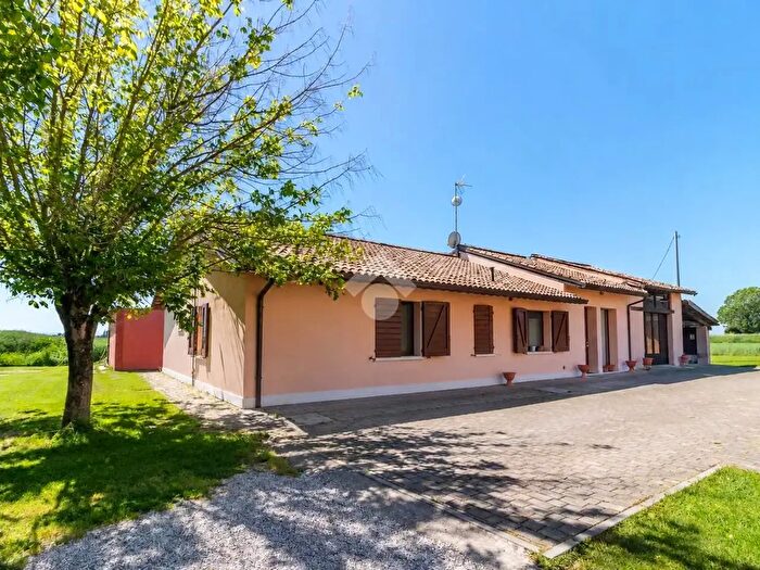 Casa quadrilocale in vendita in Via Argine Destro Montone, Ravenna