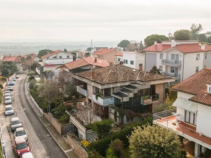 Appartamento con 6 locali in vendita in Via dei Pini, Montemarciano