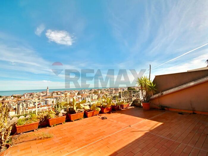 Casa con 11 locali in vendita in Strada Zanni, Pescara