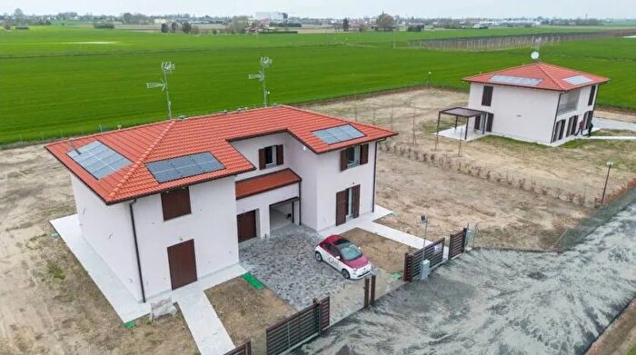 Casa quadrilocale in vendita in Via Pamperso Cento Cento Paese Ferrara, Cento