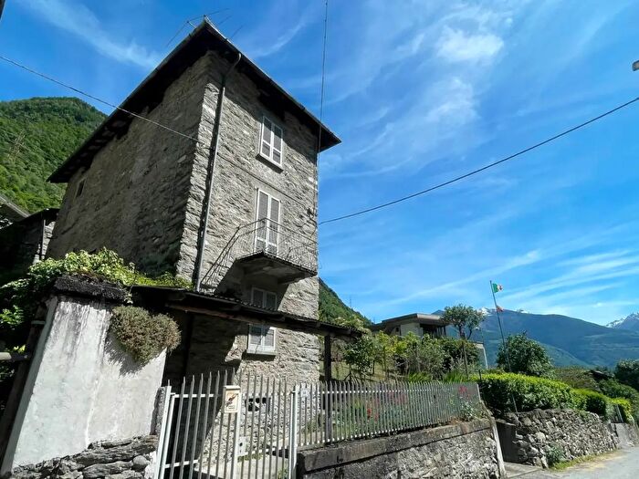 Casa con 7 locali in vendita in Sondrio