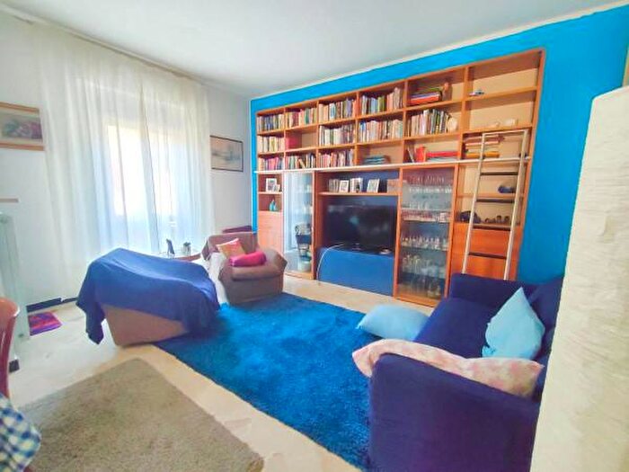 Appartamento trilocale in vendita in Via Val dAstico, Genova